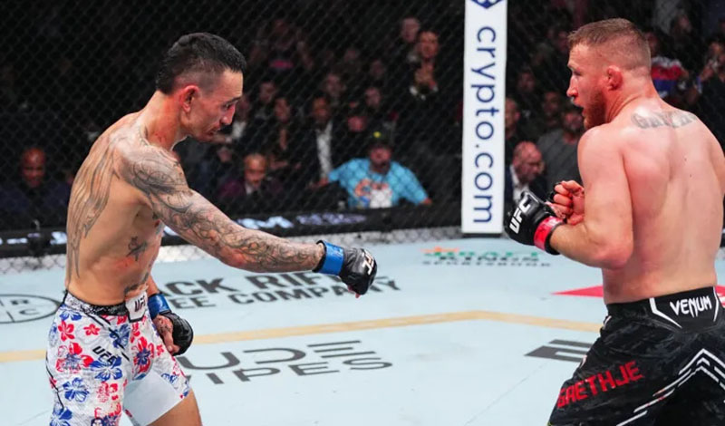 Max Holloway δείχνει κένττρο κλουβιού στον Justin Gaethje