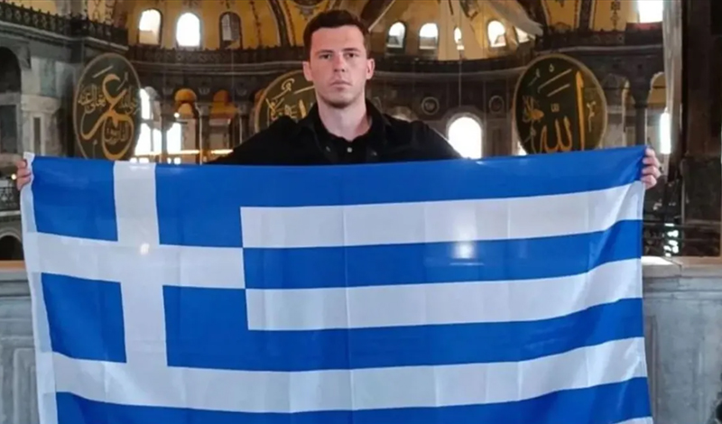 Ο Έλληνας Απόστολος Παπαθεοδώρου ανοίγει ελληνική σημαία μέσα στην Αγιά Σοφιά