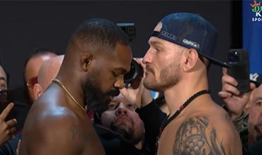 Ο Jon Jones δίνει τελικά στο staredown το χέρι στον Stipe Miocic (vid)