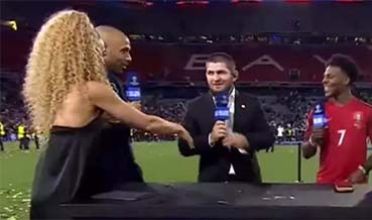 Ο λόγος που ο Khabib Nurmagomedov δεν έδωσε το χέρι του στην δημοσιογράφο του CBS (vid)