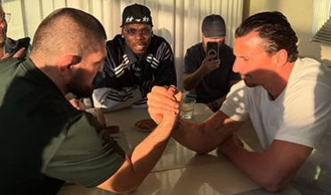 Ο Khabib Nurmagomedov δεν νικά σε ματς χειροπάλης τον Zlatan Ibrahimovic (vid)