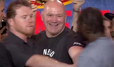 Ο Canelo Alvarez σπρώχνει τον Terence Crawford καθώς ο Dana White επεμβαίνει για να αποτρέψει καβγά