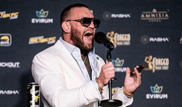 Ο Conor McGregor κοροϊδεύει τη σπασμένη γνάθο του Jake Paul σε κακόγουστο χριστουγεννιάτικο post