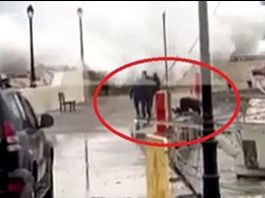 Η στιγμή που ο Λιμενικός παρασύρεται από τα ορμητικά νερά