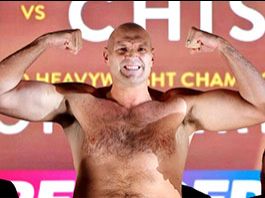 Ο Tyson Fury δείχνει την ‘’κοιλιά της σύνταξης’’